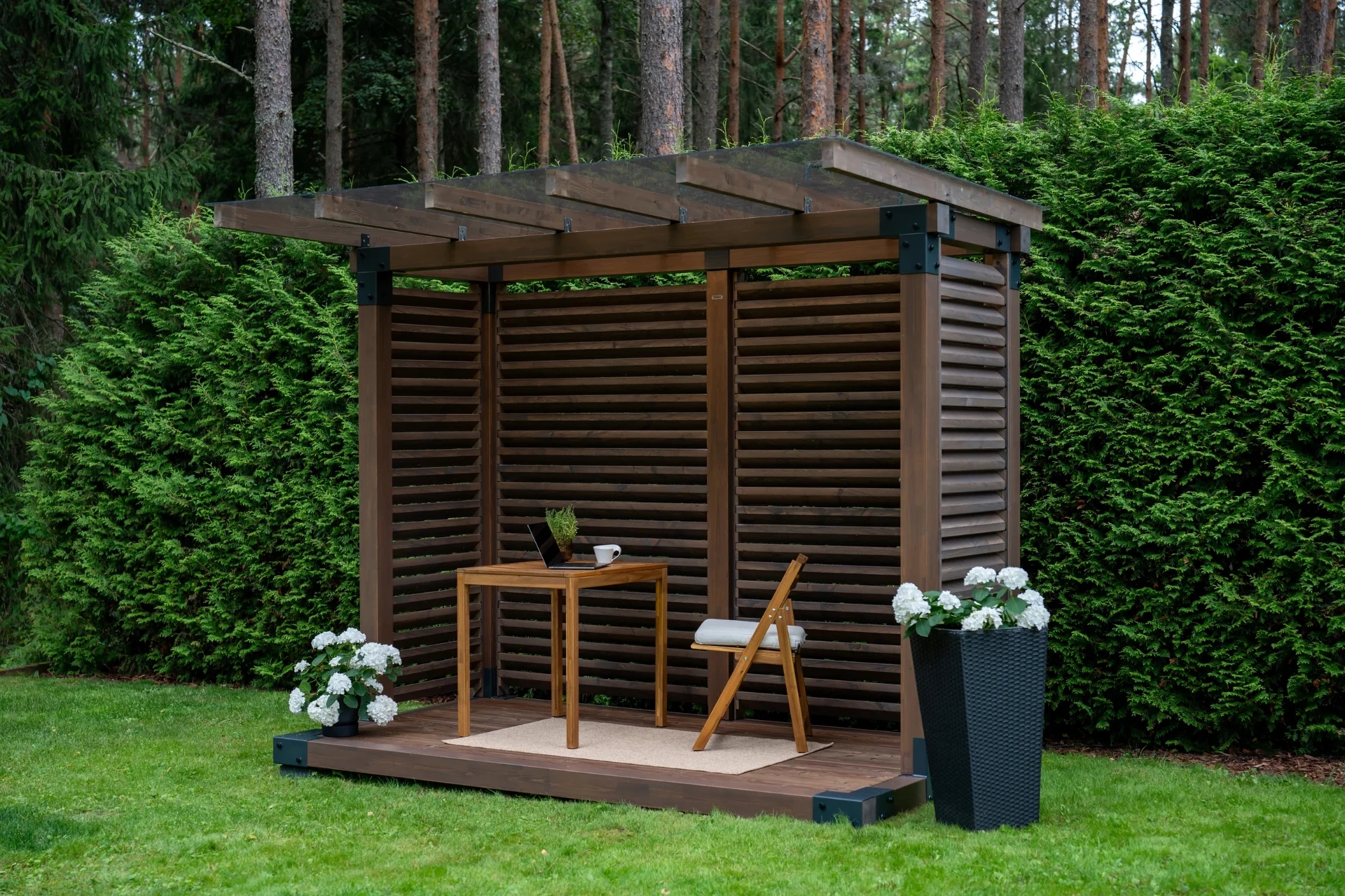 Compact used as a calm outdoor workspace.