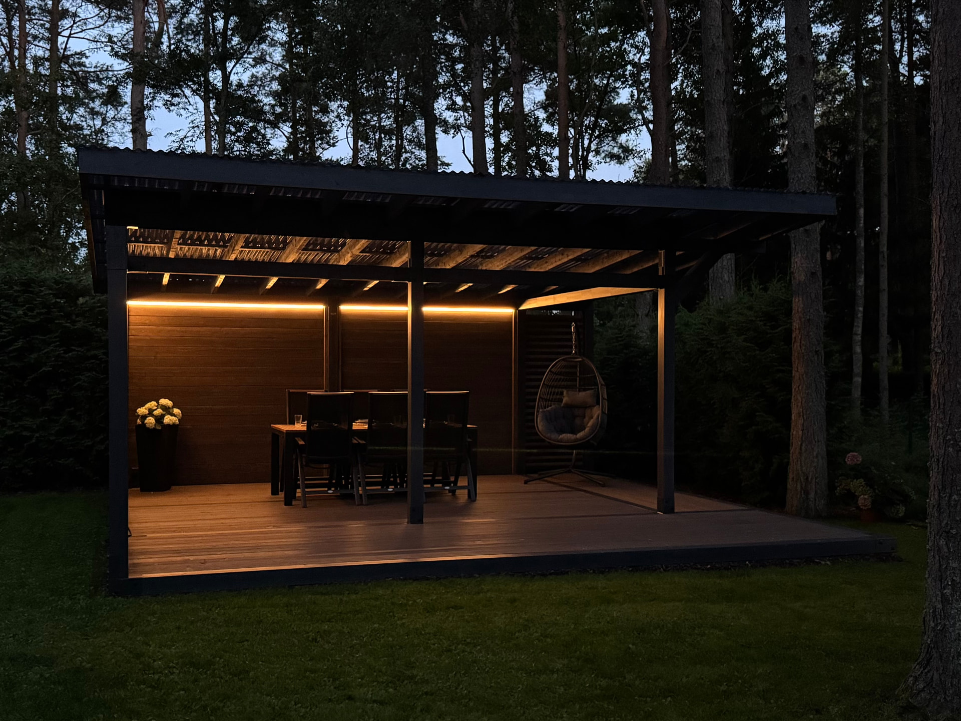 Forma ar integrētu LED apgaismojumu vakara dārzā.